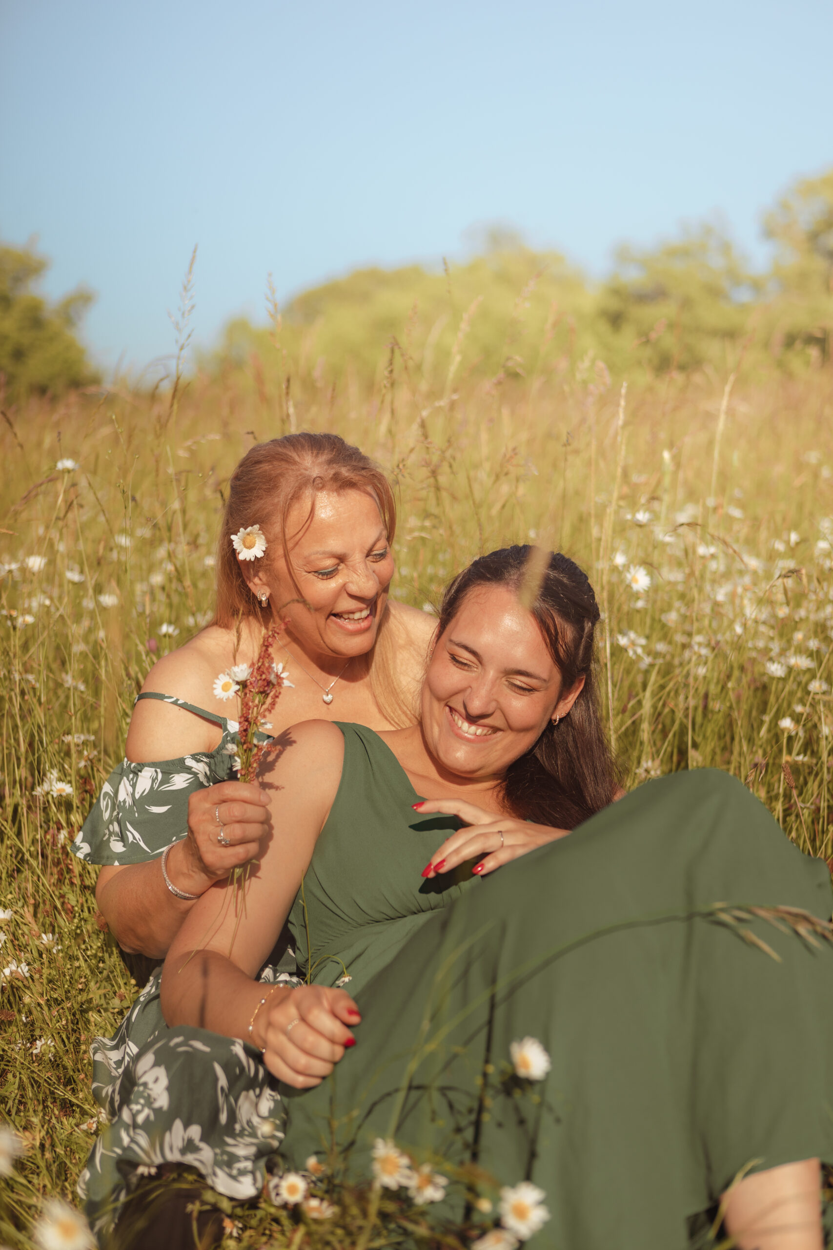 Séance photo mère fille dans un champs fleuri en Ariège, pour présenter la formule Passion avec 25 photos