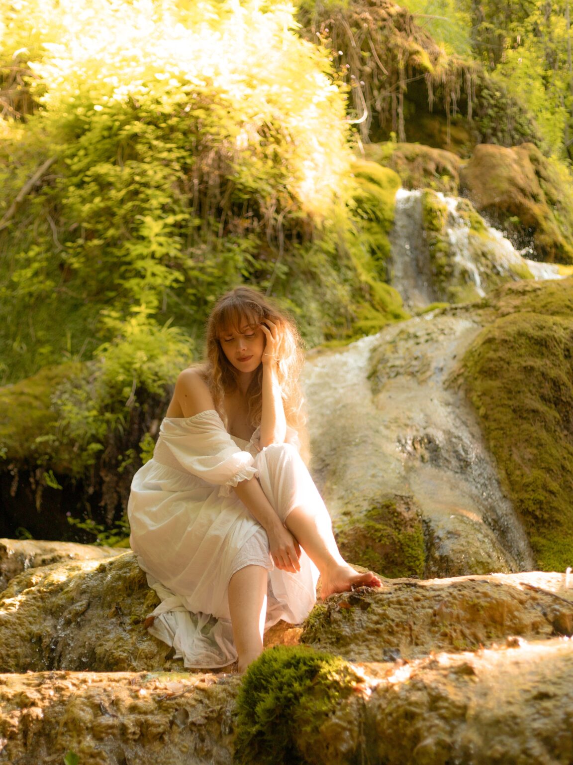 CleliaJallet-050625-Mariachiara-33 Photoshoot artistique en Ariege, devant les cascades, ambiance féérique