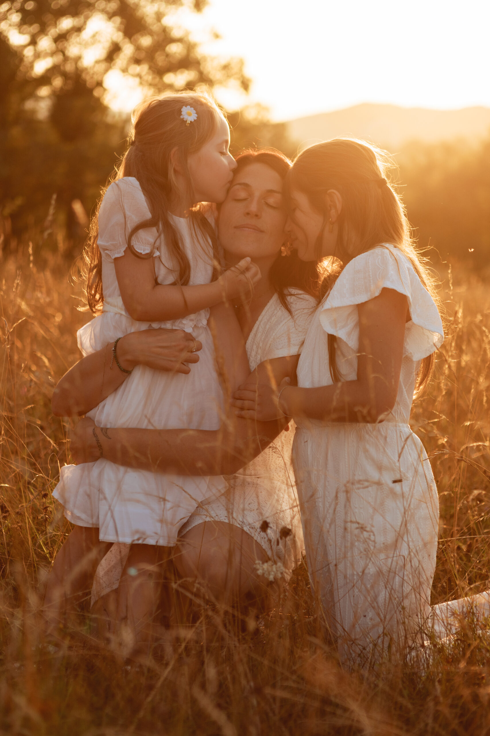 Séance photo mère fille dans un champs fleuri en Ariège, pour présenter la formule Passion avec 25 photos
